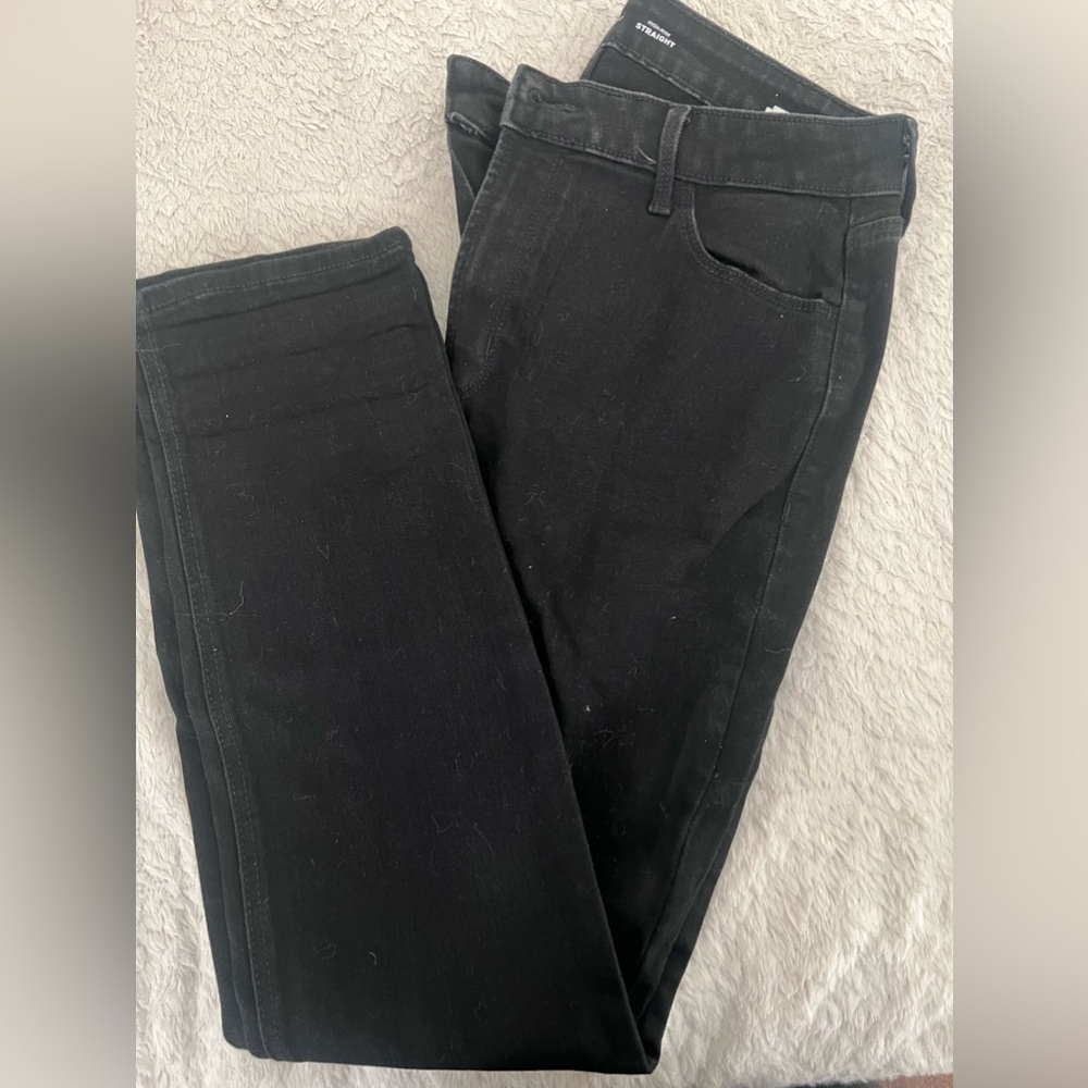 Old navy women straight fit jeans. Worn once. Color black. Great shape.
